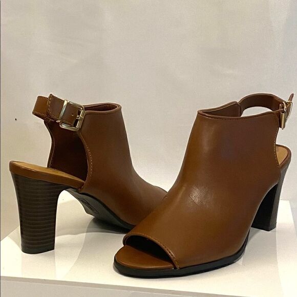 NWT BASS Heels    - Picture 2 of 5